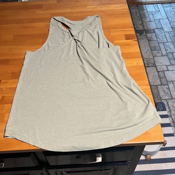 Large sage peloton woman’s workout tank top with twist back - Picture 4 of 5